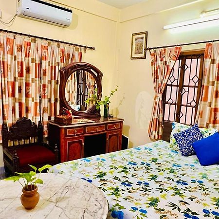 Spacious Apt With Antique Furniture ,Ac & Kitchen Calcutta Exteriör bild