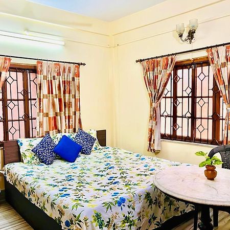 Spacious Apt With Antique Furniture ,Ac & Kitchen Calcutta Exteriör bild