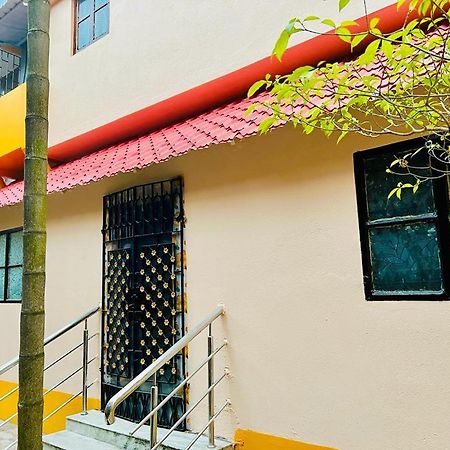 Spacious Apt With Antique Furniture ,Ac & Kitchen Calcutta Exteriör bild
