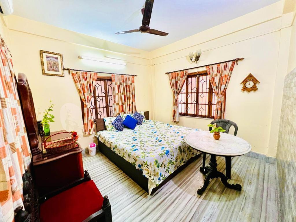Spacious Apt With Antique Furniture ,Ac & Kitchen Calcutta Exteriör bild