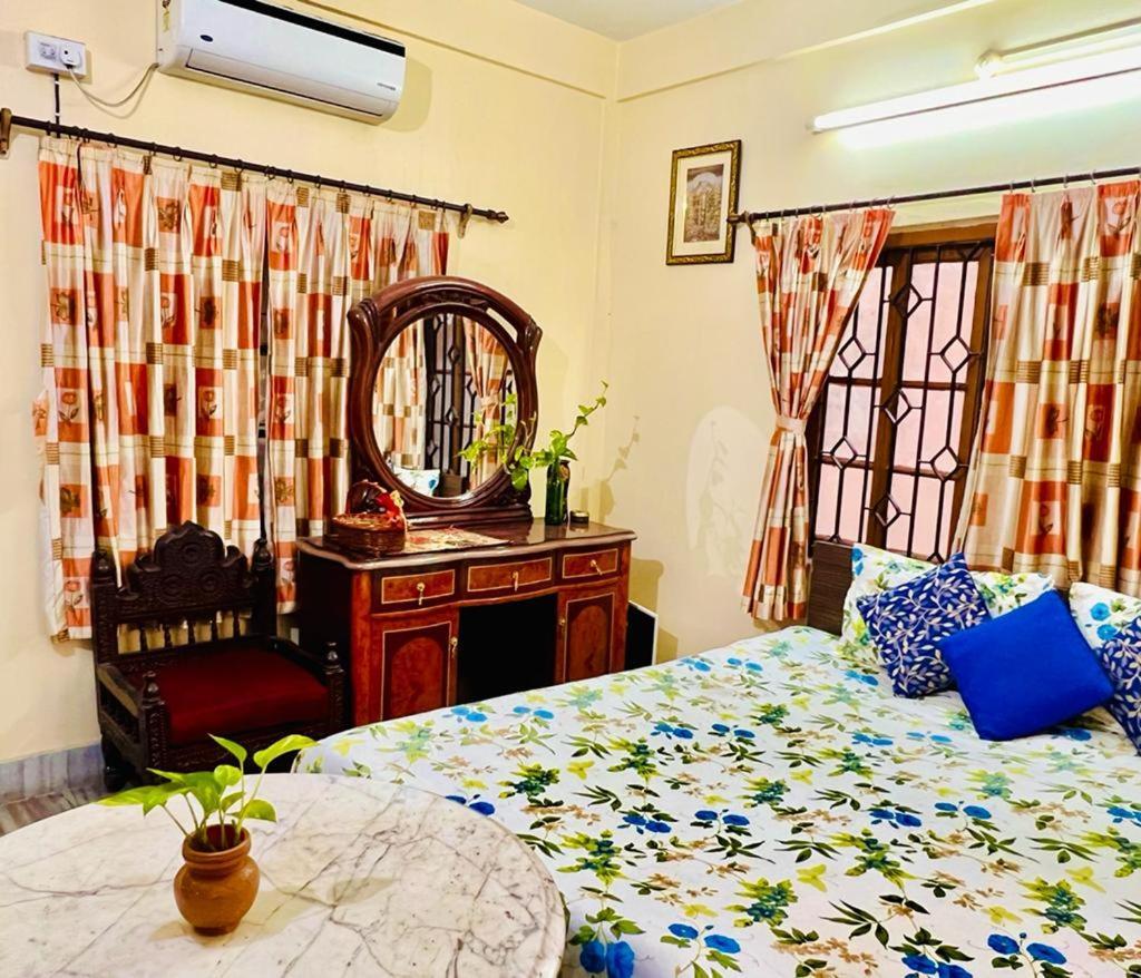 Spacious Apt With Antique Furniture ,Ac & Kitchen Calcutta Exteriör bild