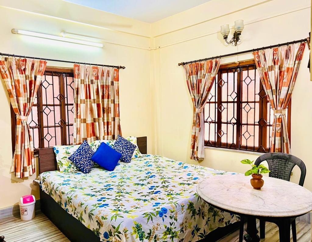 Spacious Apt With Antique Furniture ,Ac & Kitchen Calcutta Exteriör bild
