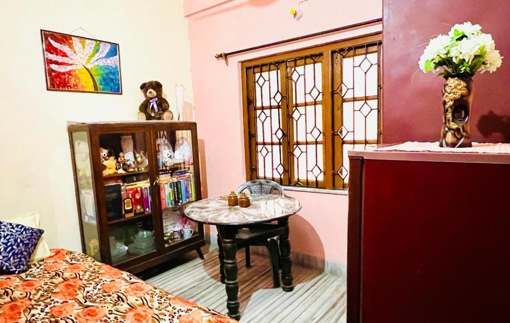 Spacious Apt With Antique Furniture ,Ac & Kitchen Calcutta Exteriör bild
