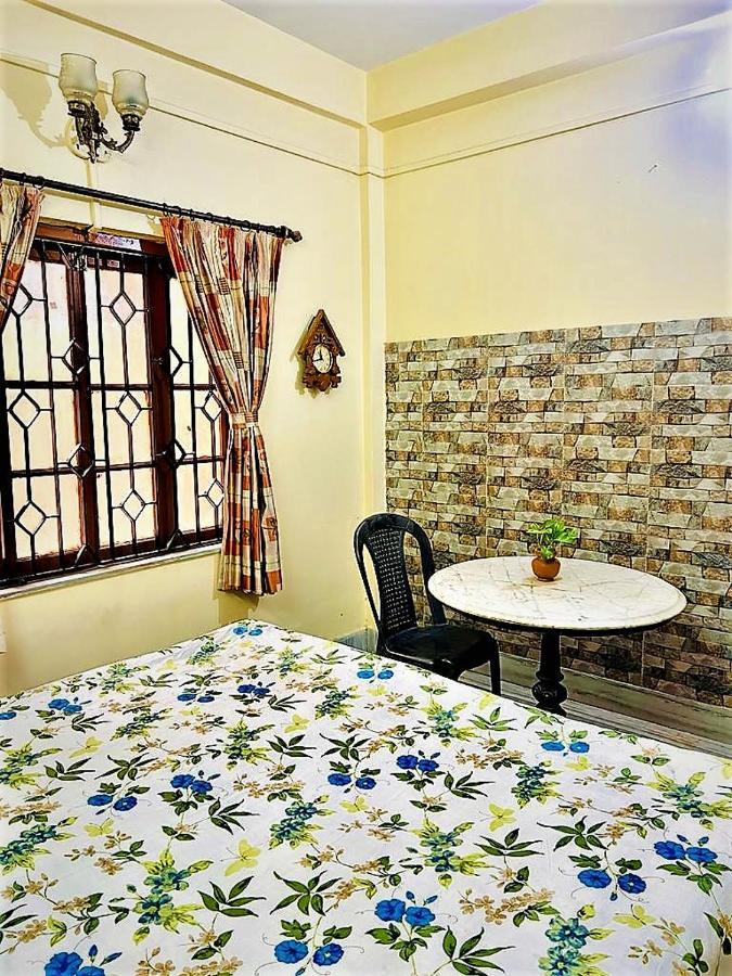 Spacious Apt With Antique Furniture ,Ac & Kitchen Calcutta Exteriör bild