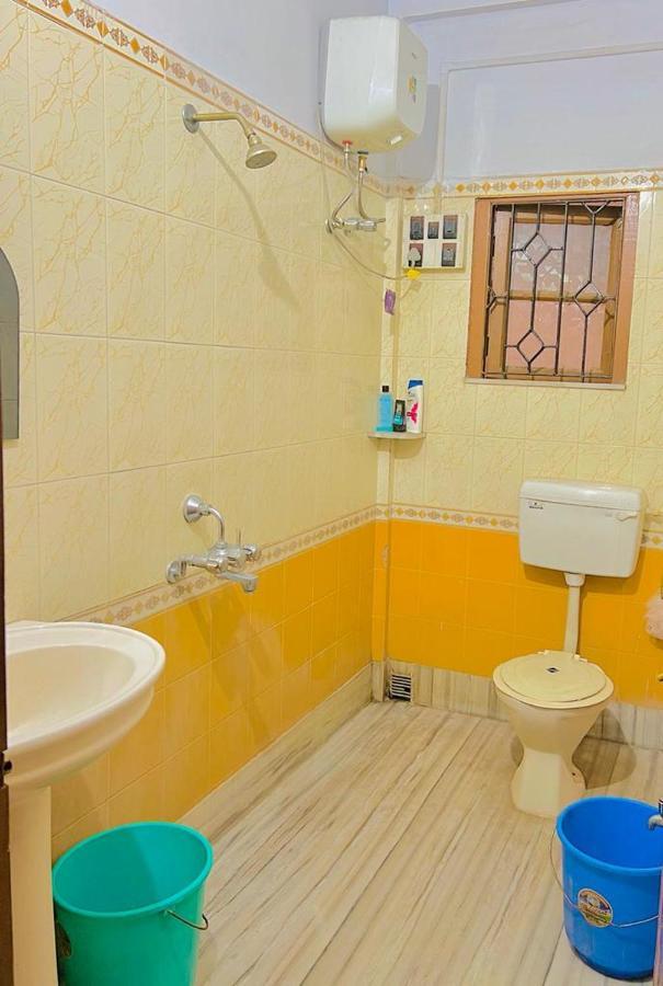 Spacious Apt With Antique Furniture ,Ac & Kitchen Calcutta Exteriör bild