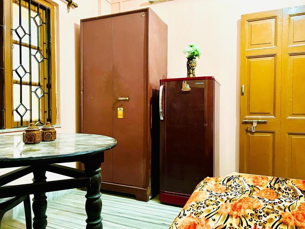 Spacious Apt With Antique Furniture ,Ac & Kitchen Calcutta Exteriör bild