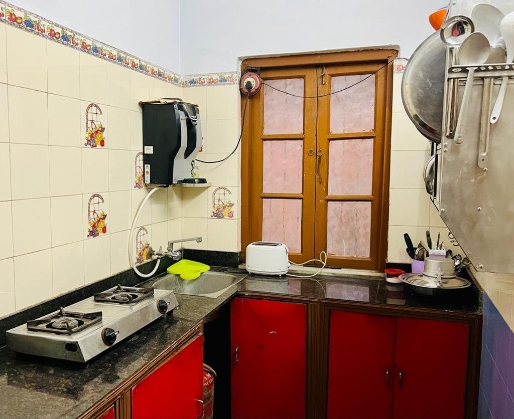 Spacious Apt With Antique Furniture ,Ac & Kitchen Calcutta Exteriör bild