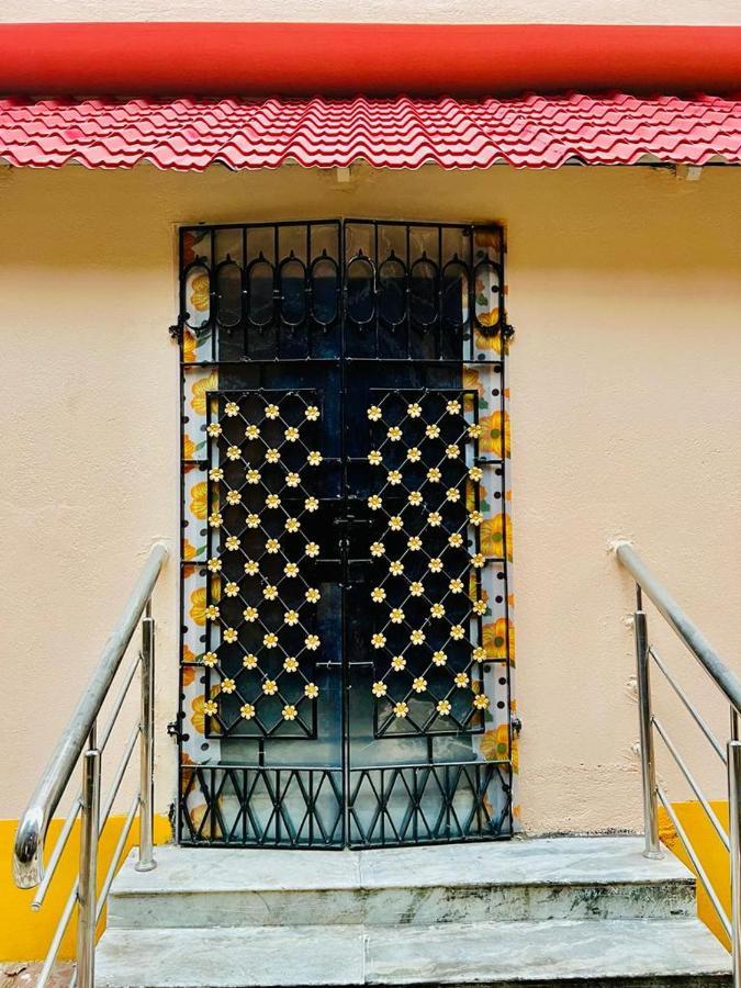 Spacious Apt With Antique Furniture ,Ac & Kitchen Calcutta Exteriör bild
